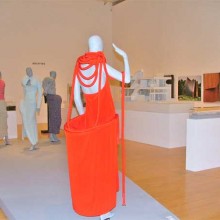 Gli involucri strutturali. Skin+Bones: Parallel in Fashion and Architecture al MOCA Gli involucri strutturali. Skin+Bones: Parallel in Fashion and Architecture al MOCA